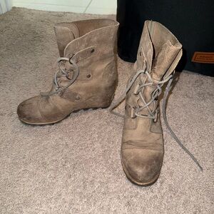 Sorel Women's Tan Lace-Up Combat Boots